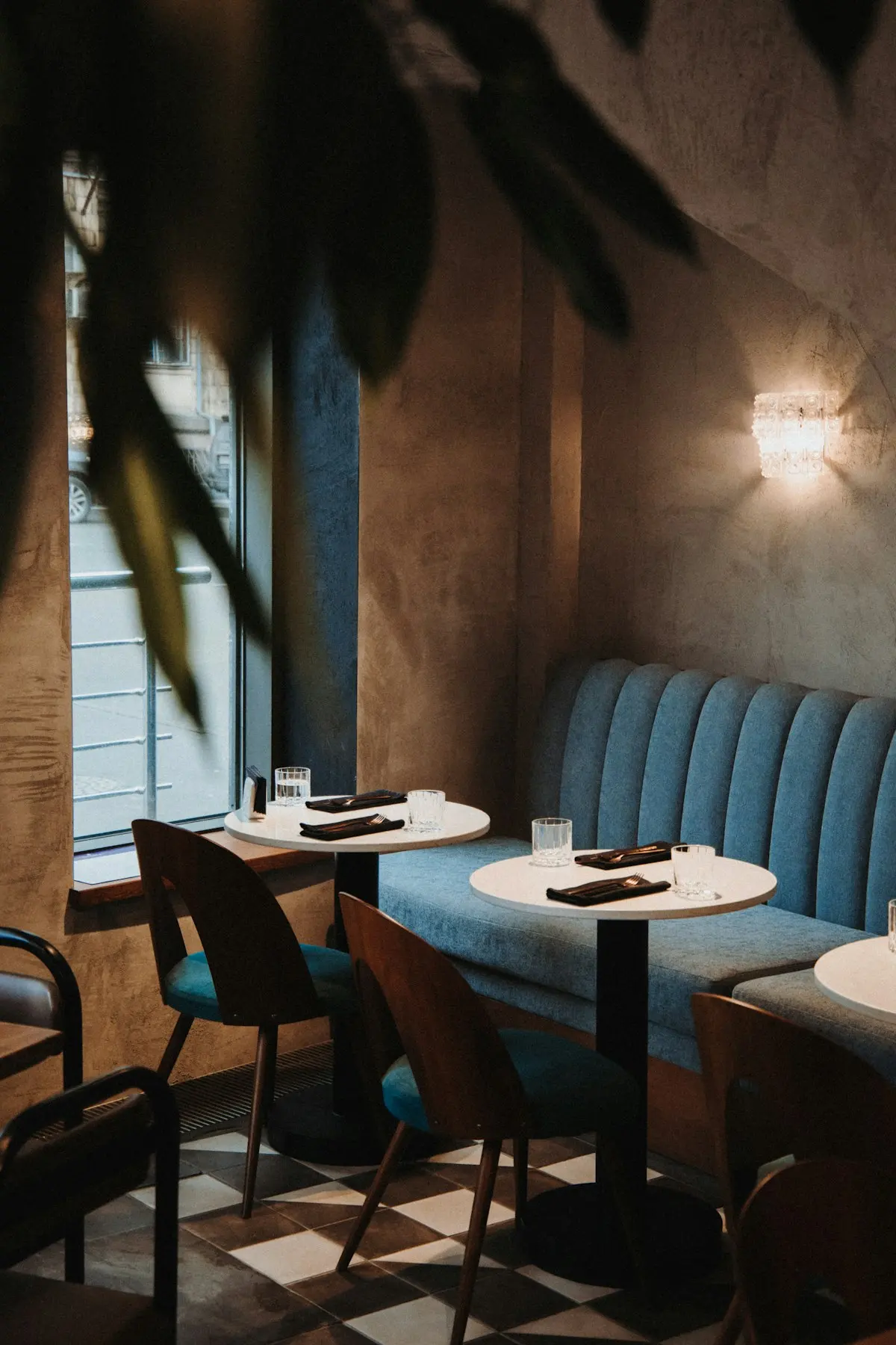Ein gedeckter Tisch im hinteren Raum